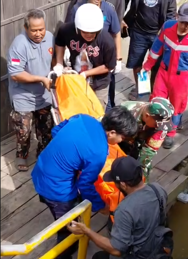 Tim Damkar Muara Jawa Evakuasi Jenazah di Bawah Jembatan Dondang